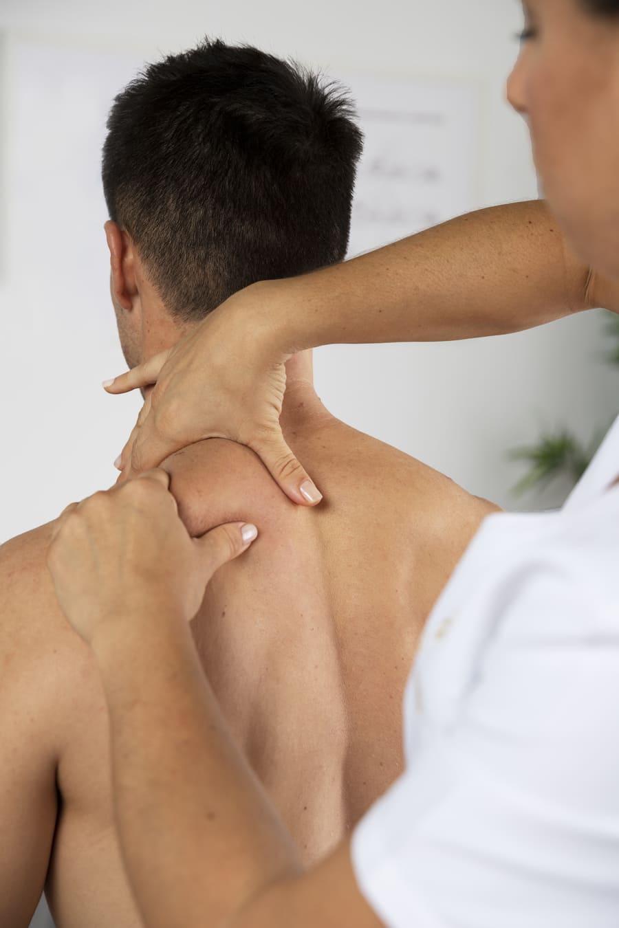 fisioterapeuta realizando masaje terapéutico cliente