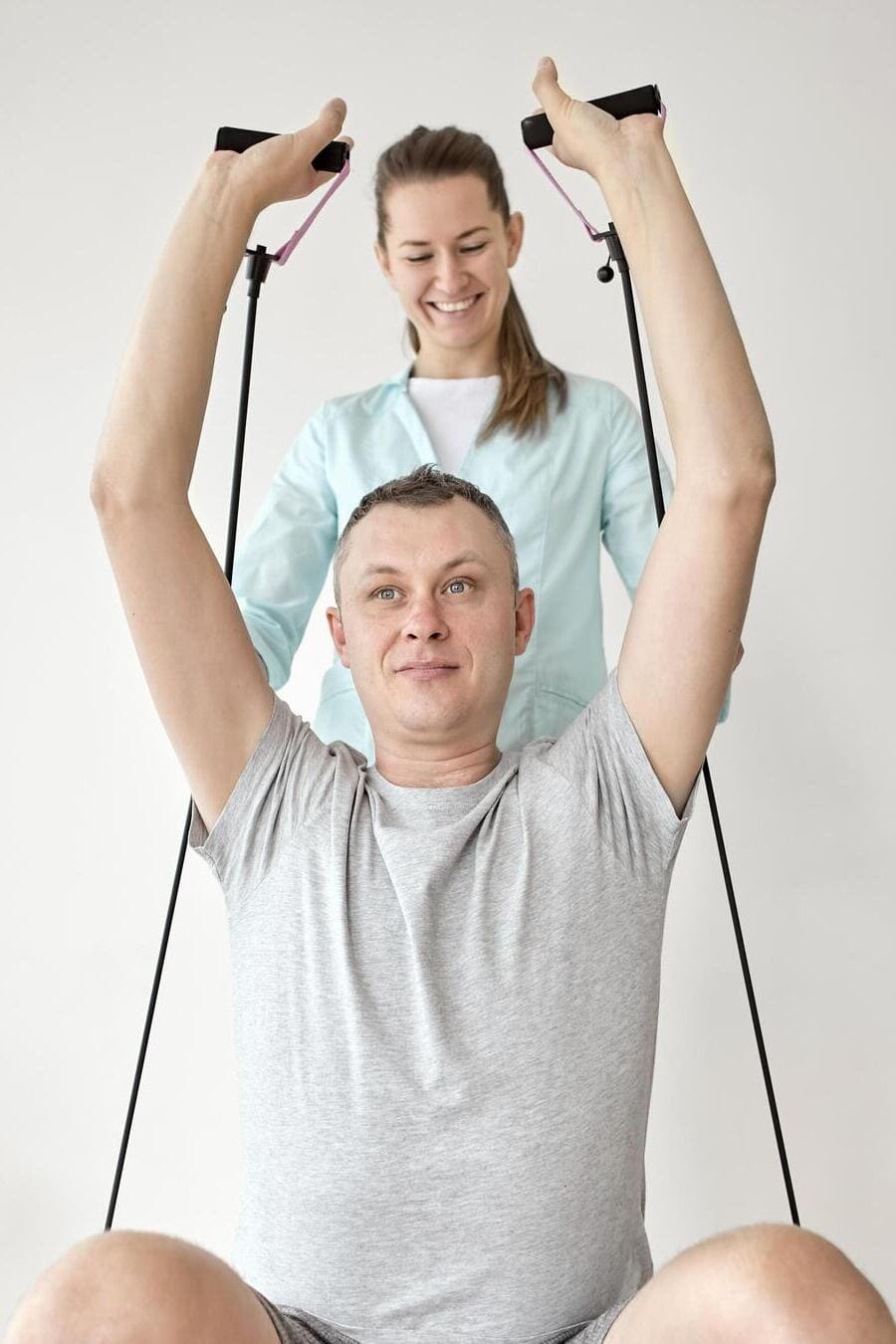 terapeuta ayudando paciente ejercicio terapéutico