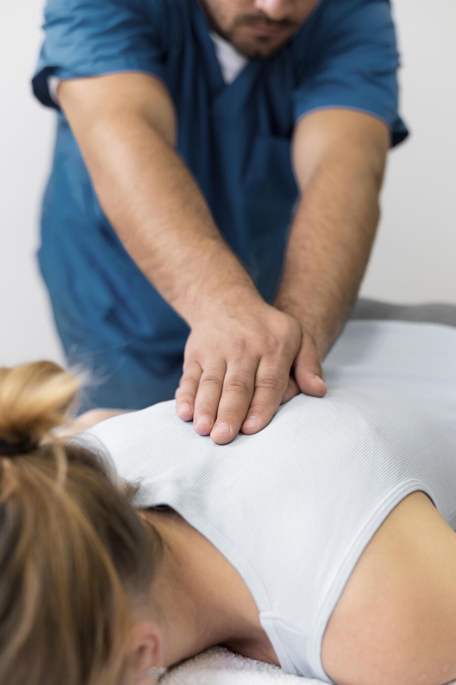 paciente recibiendo masaje terapia manual