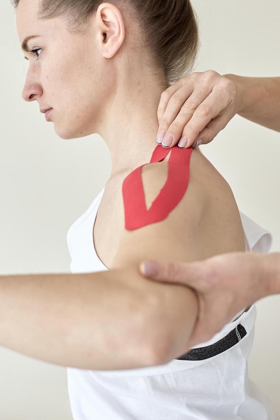 terapeuta tratando hombro vendaje neuromuscular